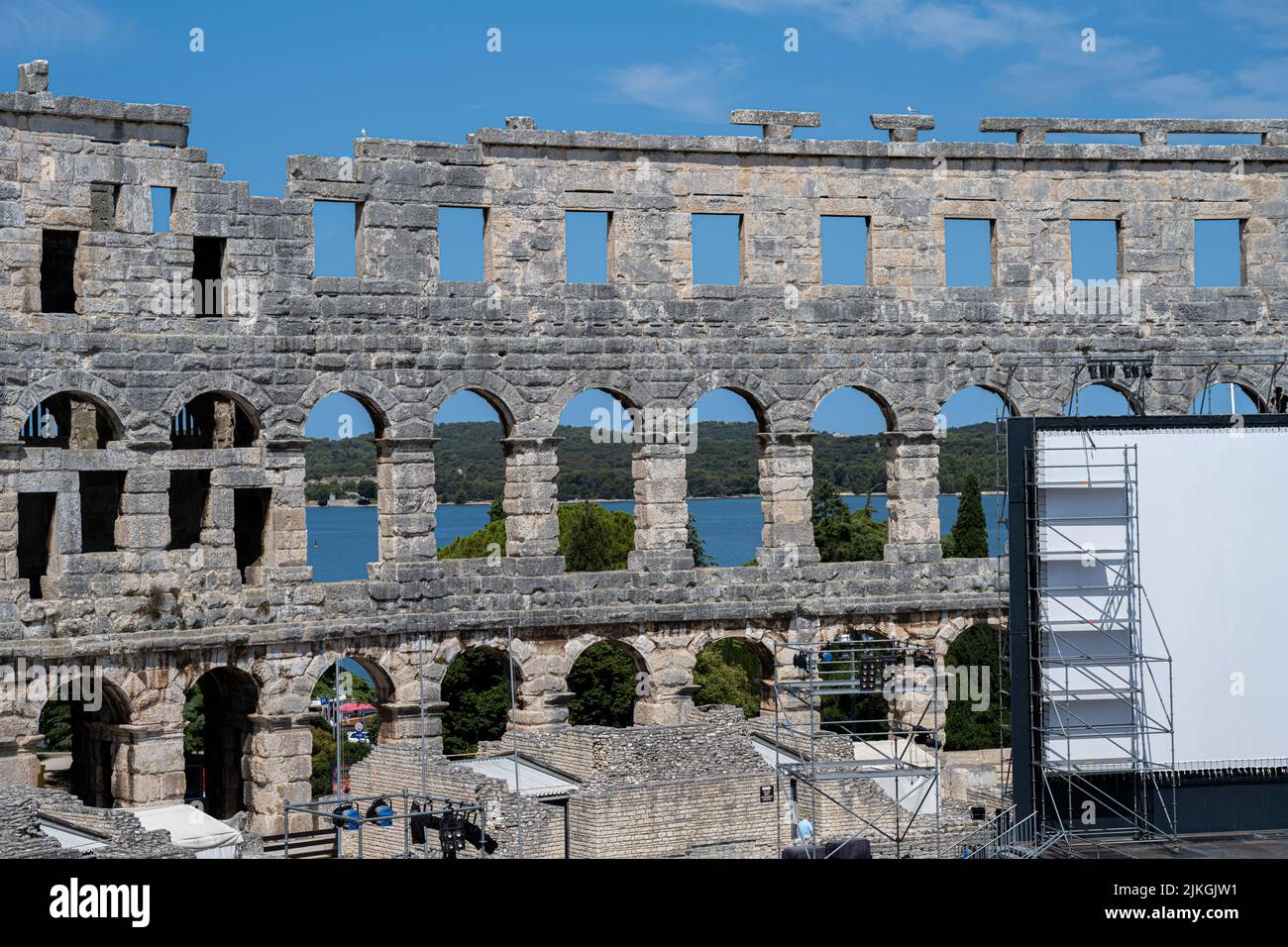 Pula, Croatie - 12 juillet 2022 : l'arène Pula est un amphithéâtre romain. Il a été construit entre 27 av. J.-C. et 68 après J.-C. et fait partie des six plus grandes arènes romaines encore en vie au monde Banque D'Images