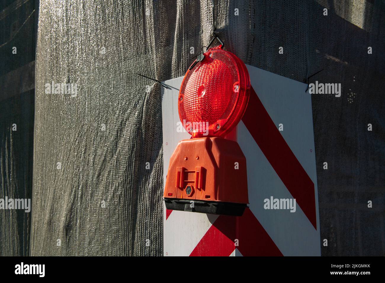 chantiers de construction: le feu rouge clignotant pour les chantiers de construction de routes, utilisé pour signaler la présence de chantiers de construction de bâtiments et de routes. Banque D'Images