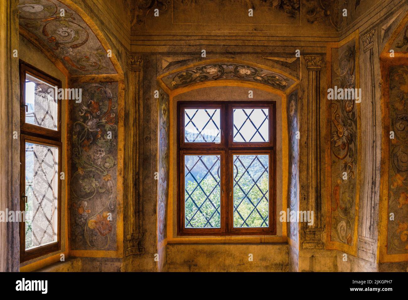 Décorations traditionnelles de fenêtre vintage du château d'Orava. Oravsky Podzamok, Slovaquie, 21 juillet 2022 Banque D'Images