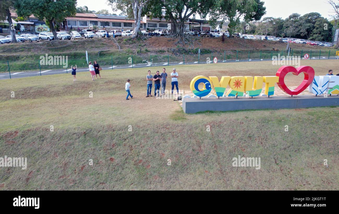 Une photo aérienne d'un totem touristique écrit J'aime Turvo dans Capitolio Brésil Banque D'Images