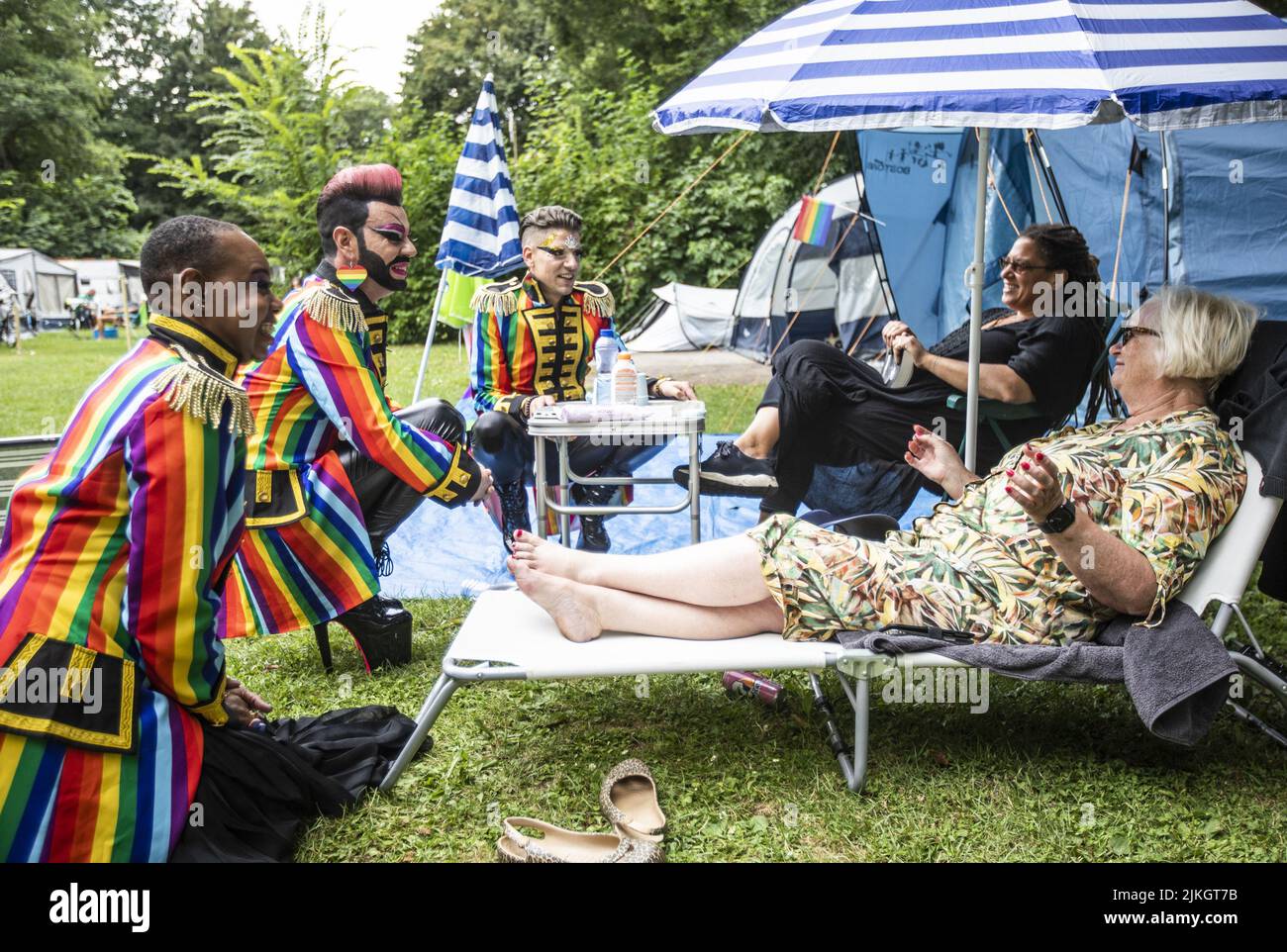 Lelystad, pays-Bas, 2022-08-02 14:11:53 LELYSTAD - parents au camping pop-up de Paradijsvogel, le premier camping aux pays-Bas pour les enfants et les jeunes LGBTIQ+. Le Camping de Paradijsvogel est conçu comme un lieu sûr où les enfants et les jeunes LGBTIQ+ peuvent chercher leur identité de genre et rencontrer des personnes partageant les mêmes vues. ANP EVA PLEVIER pays-bas sortie - belgique sortie Banque D'Images