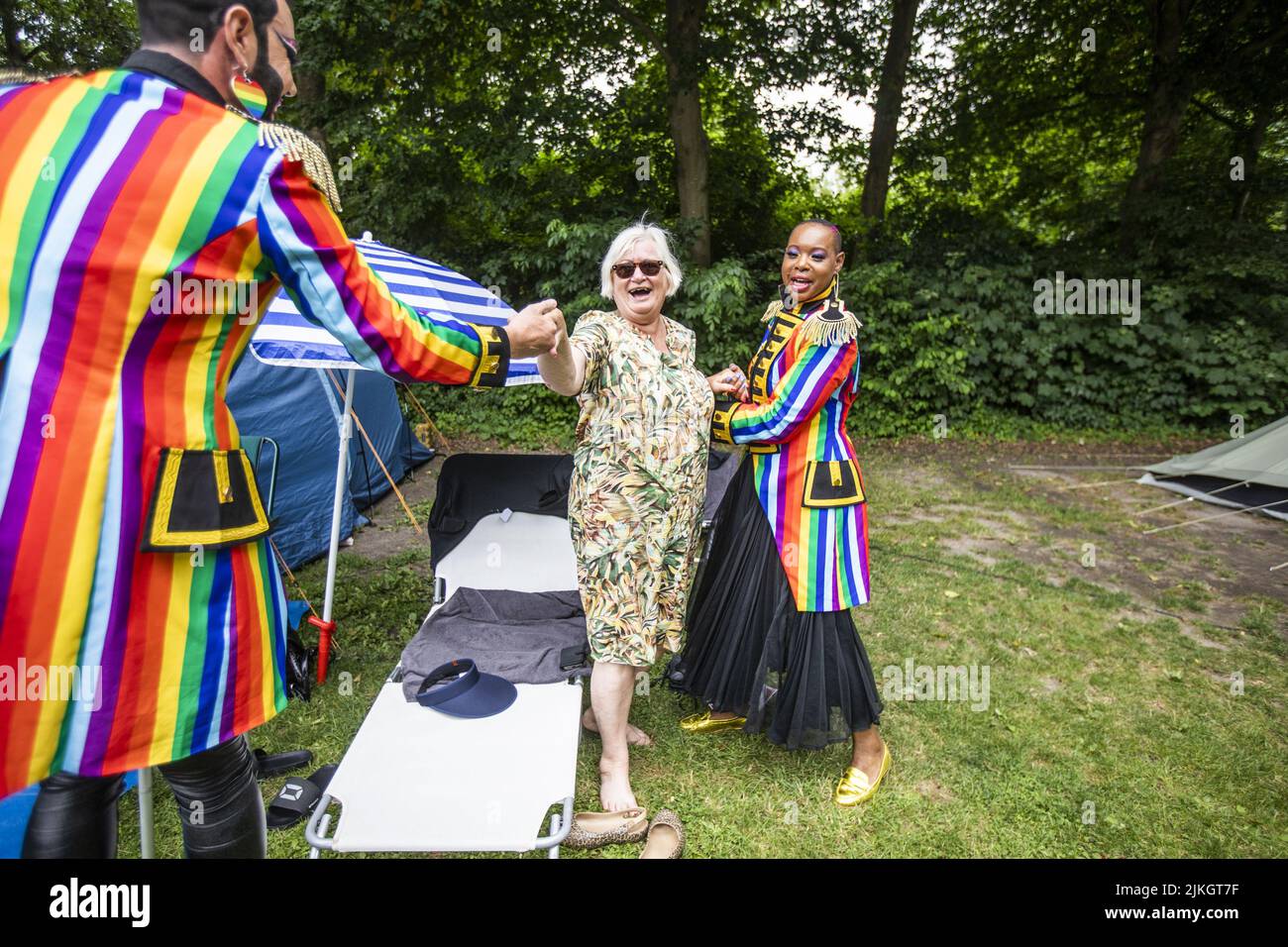 Lelystad, pays-Bas, 2022-08-02 14:12:06 LELYSTAD - parents au camping pop-up de Paradijsvogel, le premier camping aux pays-Bas pour les enfants et les jeunes LGBTIQ+. Le Camping de Paradijsvogel est conçu comme un lieu sûr où les enfants et les jeunes LGBTIQ+ peuvent chercher leur identité de genre et rencontrer des personnes partageant les mêmes vues. ANP EVA PLEVIER pays-bas sortie - belgique sortie Banque D'Images