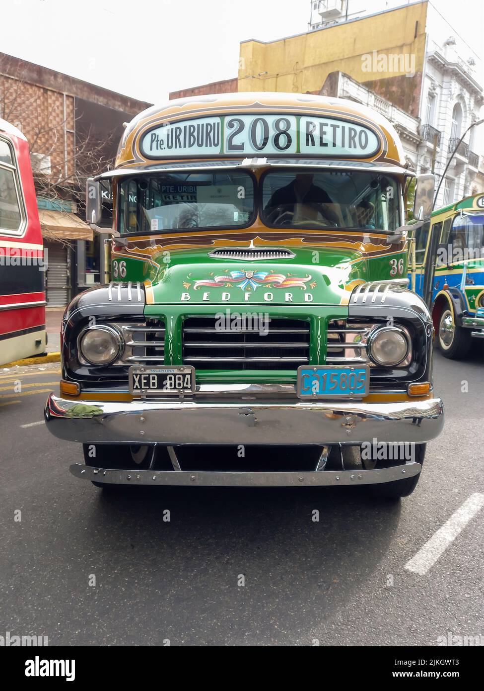 Vieux bus vert 1960s Bedford par GM dans la rue. Transport public de passagers à Buenos Aires. Ornements traditionnels en filleteado. Vue avant. Salon de la voiture classique Banque D'Images Vieux bus vert 1960s Bedford par GM dans la rue. Transport public de passagers à Buenos Aires. Ornements traditionnels en filleteado. Vue avant. Salon de la voiture classique Banque D'Images