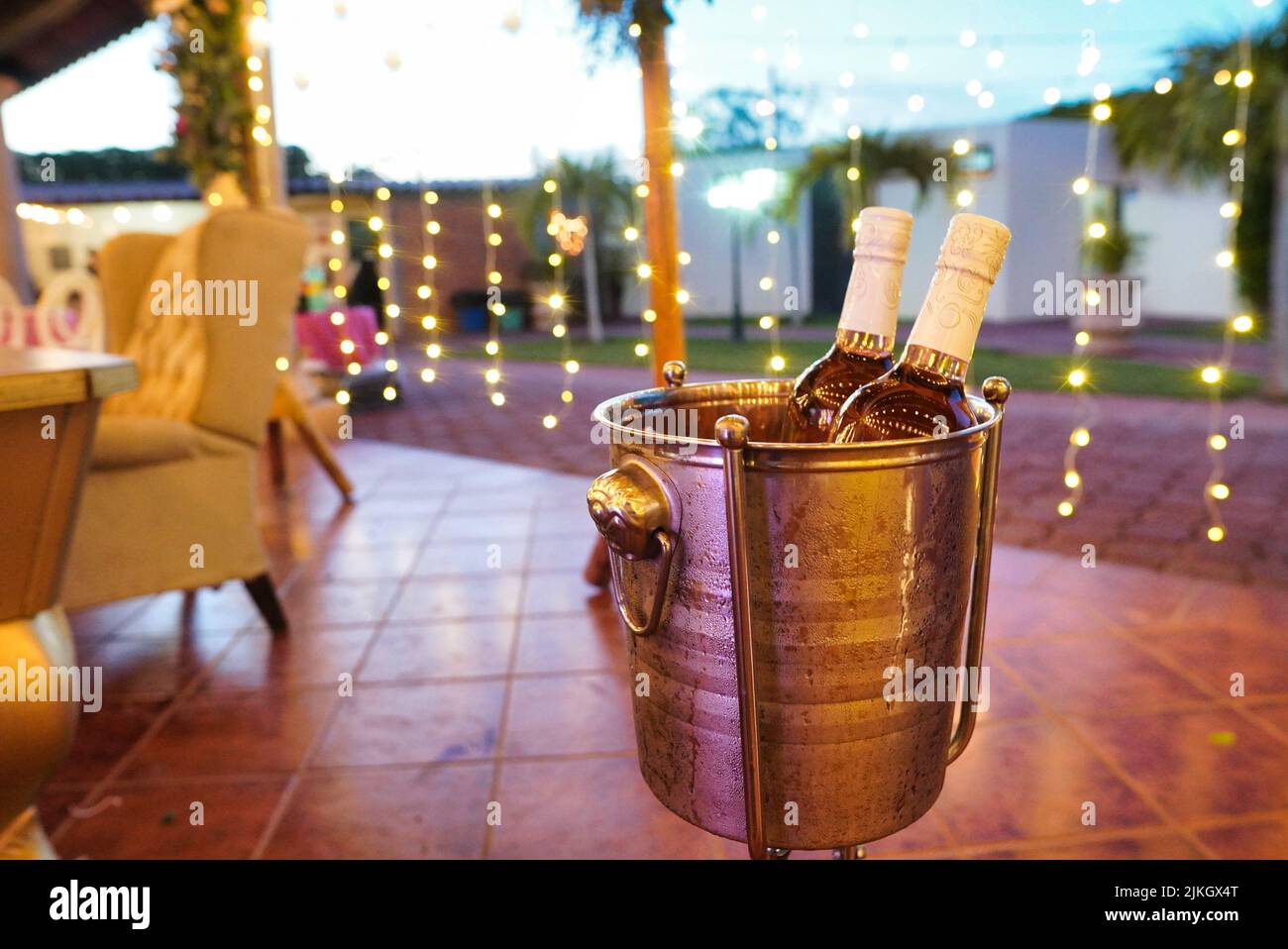 Un gros plan de 2 bouteilles de vin dans un seau à glace lors d'une réception de mariage Banque D'Images