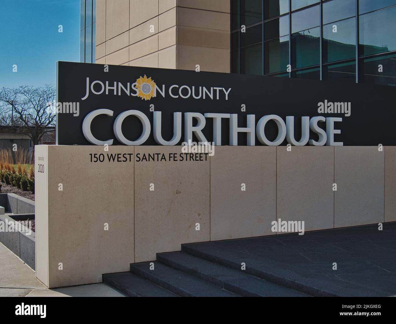 The entrance of the Johnson County Courthouse in Olathe, Kansas Banque D'Images