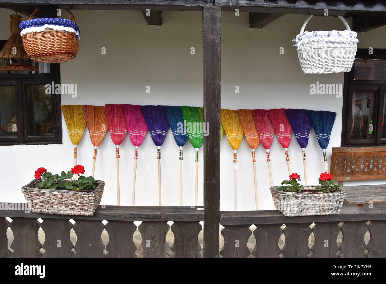 Vue sur les balais colorés sur un mur blanc sur un balcon Banque D'Images