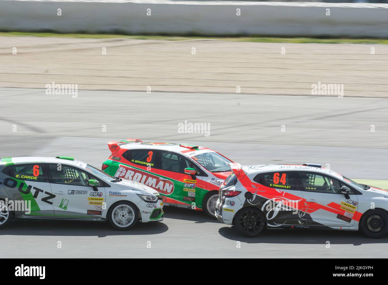 voiture de course sur la piste asphaltée. Renault clio Banque D'Images