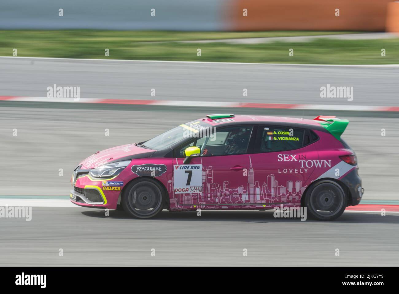 voiture de course sur la piste asphaltée. Renault clio Banque D'Images