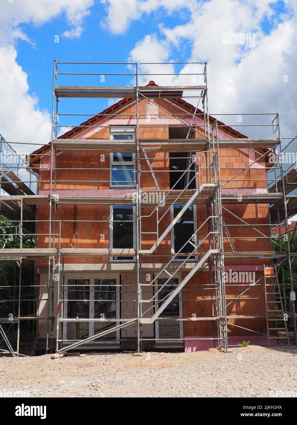Une maison de campagne avec un toit carrelé en construction, Darmstadt, Allemagne Banque D'Images