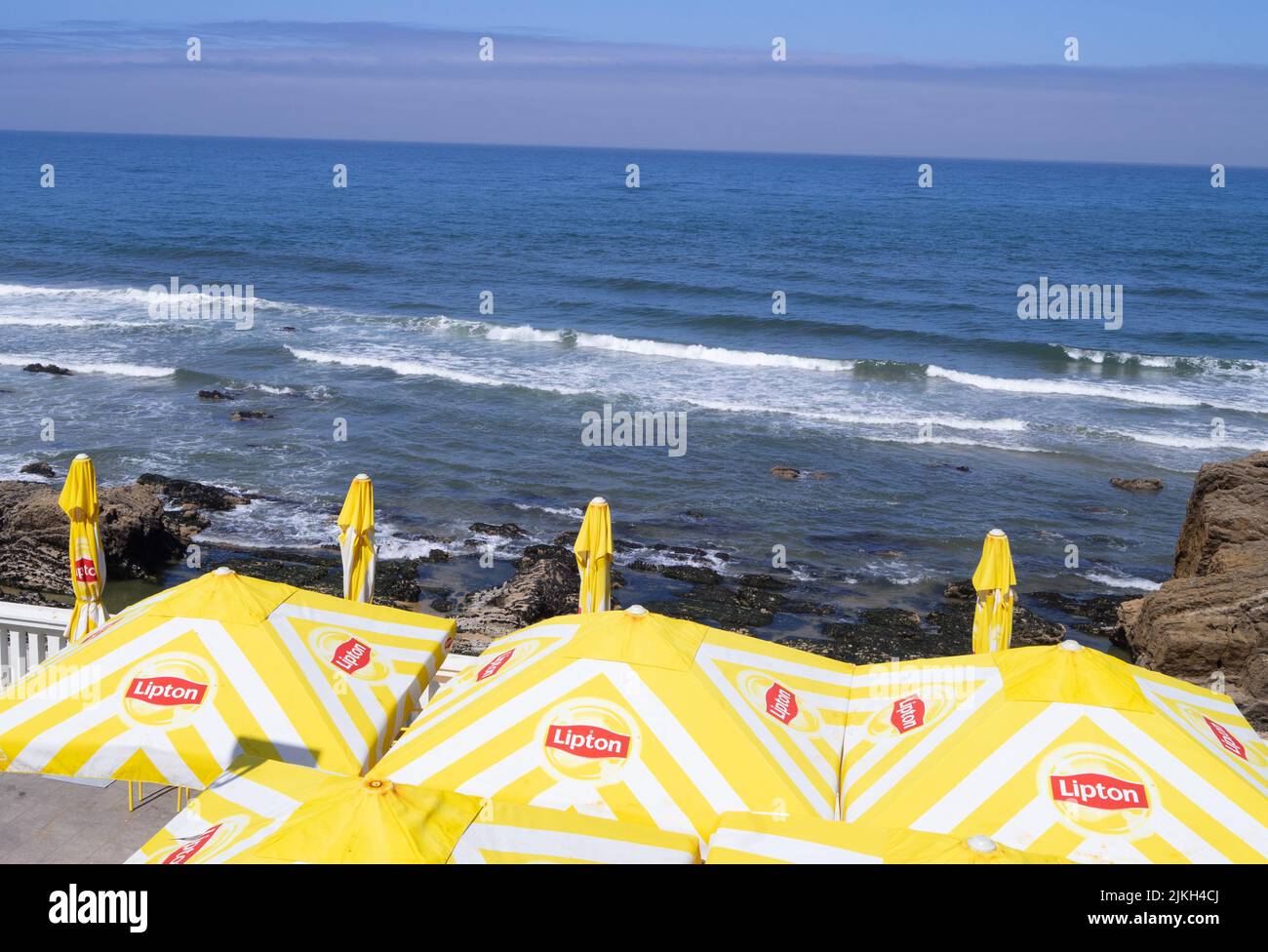 Marinha Grande, Portugal. 29th juillet 2022. Des parasols se trouvent à proximité sur la terrasse d'un restaurant en bord de mer dans la communauté balnéaire de 'so Pedro de Moel.' Crédit : Viola Lopes/dpa/Alamy Live News Banque D'Images