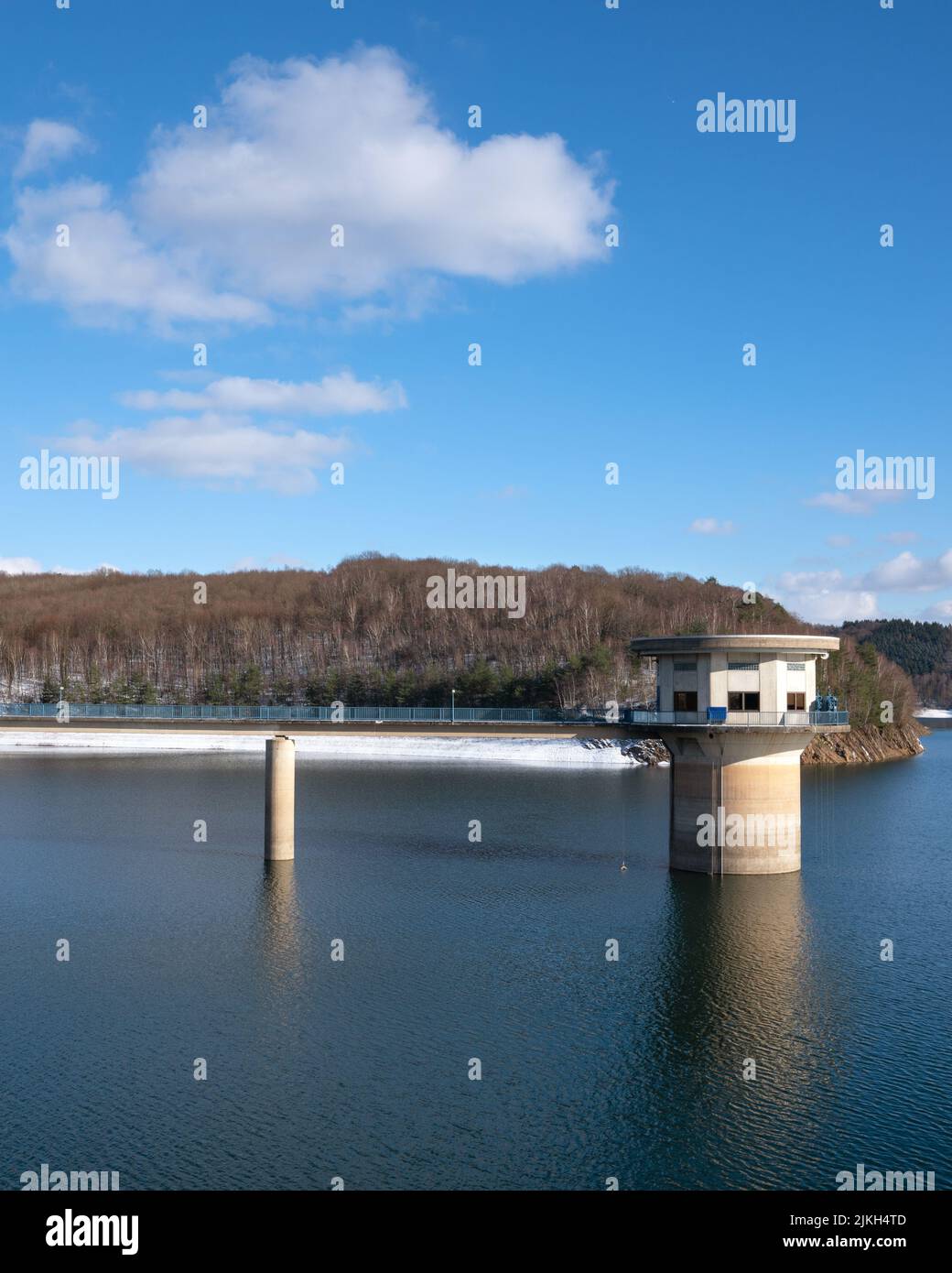 Image panoramique du réservoir d'eau de Dhunn pendant l'hiver, Bergisches Land, Allemagne Banque D'Images
