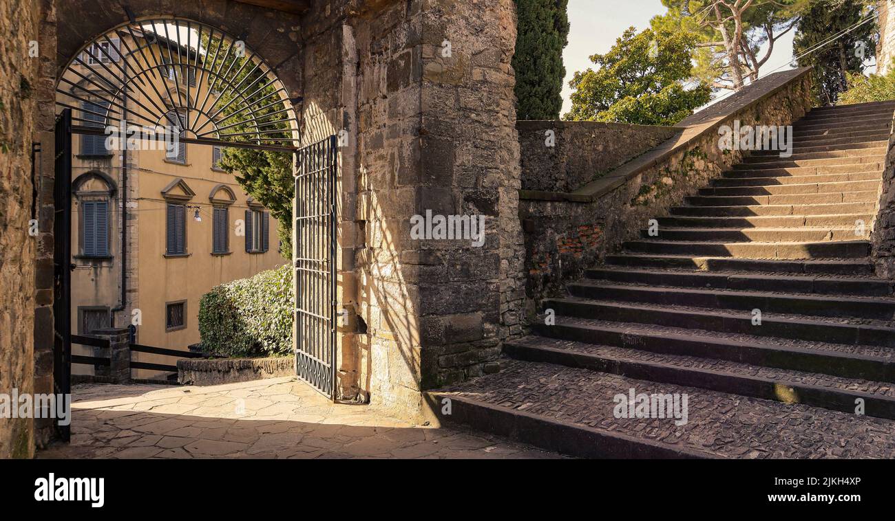 Une belle scène d'un escalier et d'une porte menant à des maisons résidentielles par une journée ensoleillée Banque D'Images