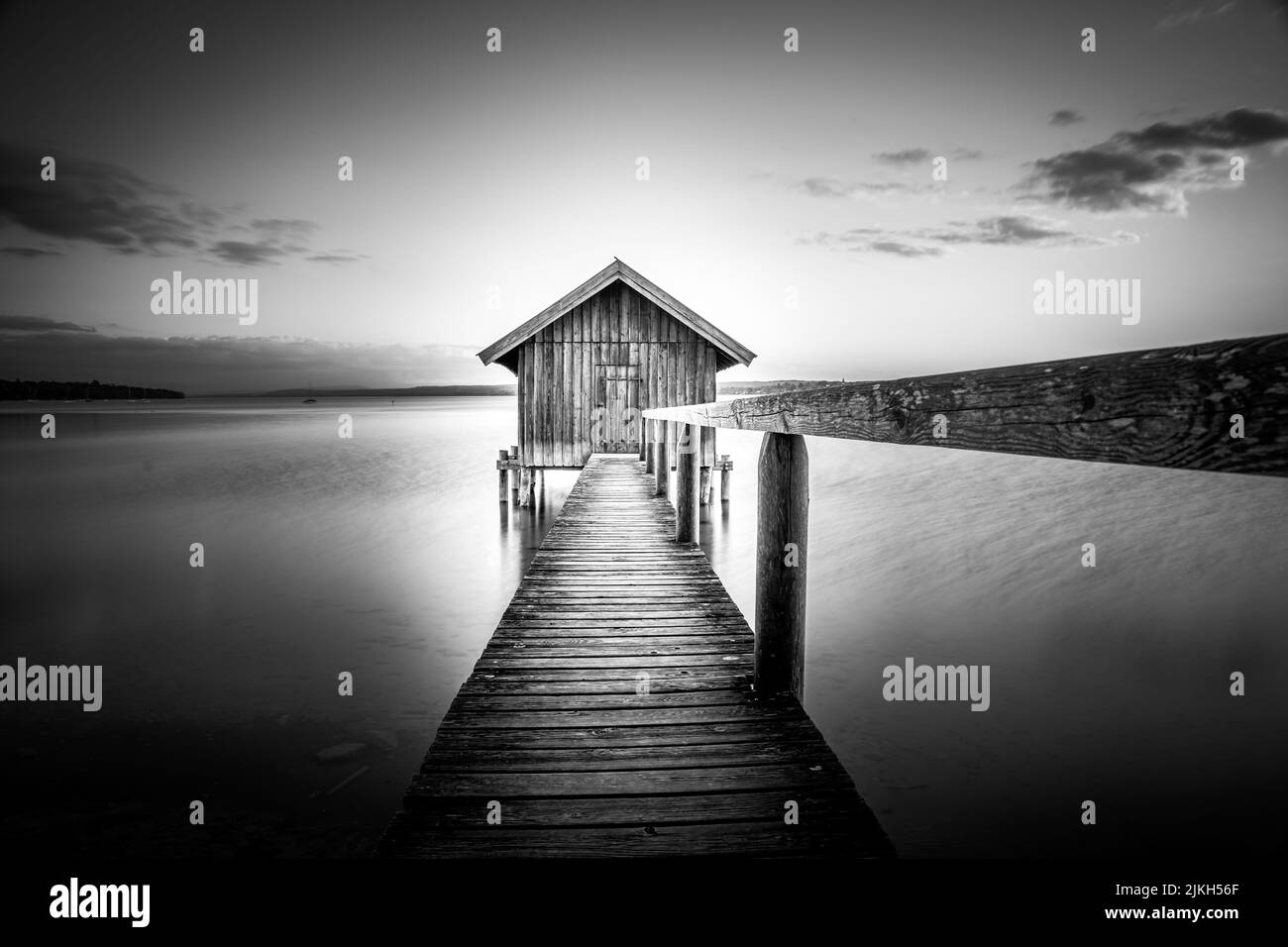Magnifique coucher de soleil sur l'eau et le ciel avec une tourbière à Ammersee en Bavière en Allemagne Banque D'Images