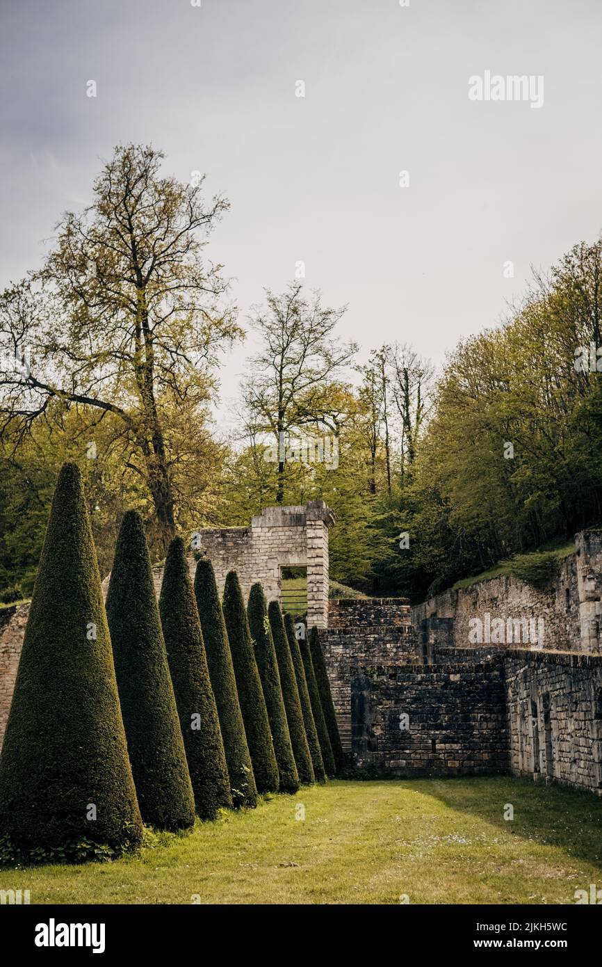 Une photo verticale du parc du domaine national de Marly à Marly-le-Roi, en France, au printemps Banque D'Images