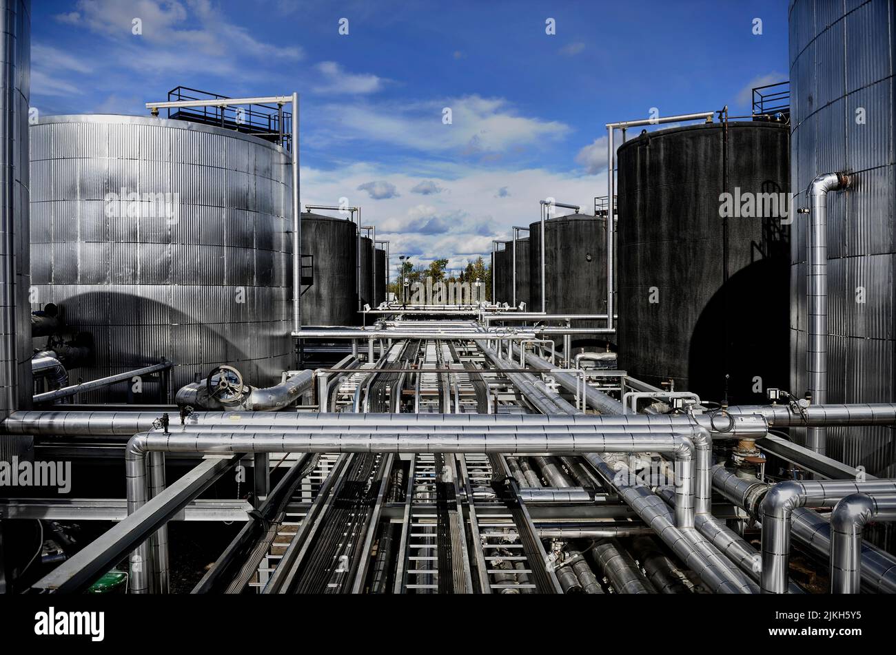 Les tuyaux et les réservoirs de stockage de pétrole d'une raffinerie de pétrole Banque D'Images