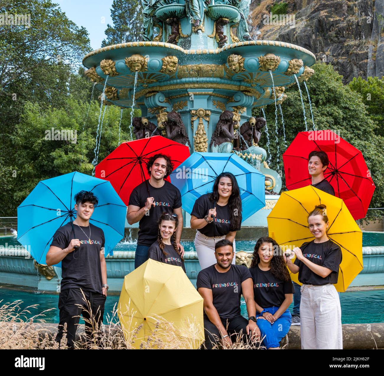 Édimbourg, Écosse, Royaume-Uni, 2nd août 2022. Edinburgh Festival Fringe: Friendsical le spectacle musical est une célébration et une parodie des célèbres amis de la série télévisée américaine. Les acteurs recréent les crédits d'ouverture de la série télé à succès dans par la fontaine Ross dans Princes Street Gardens avec des parasols colorés Banque D'Images