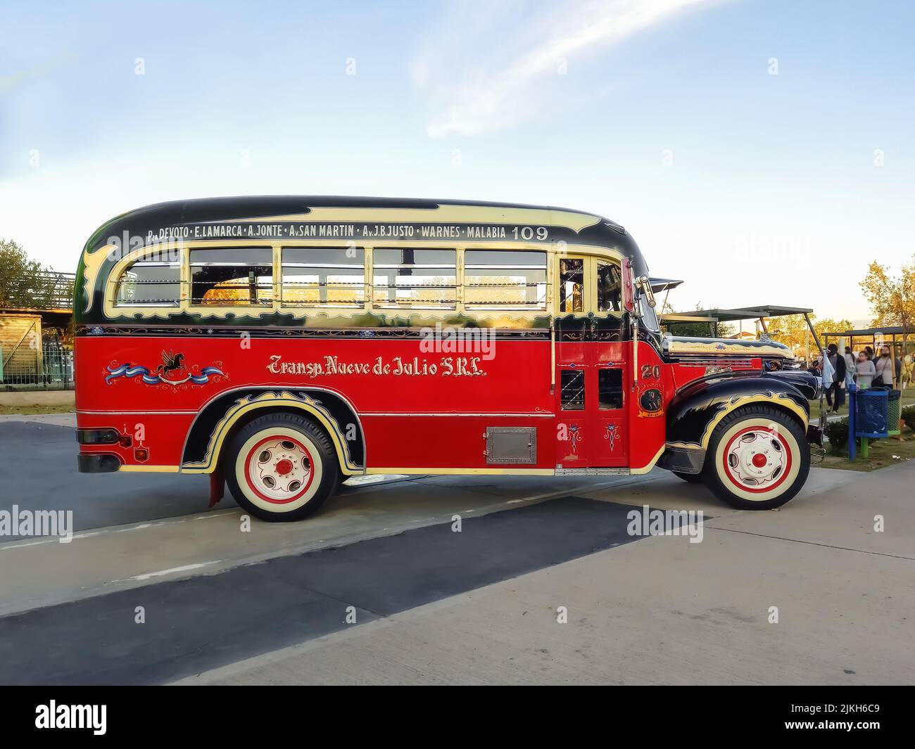 Vieux bus Chevrolet rouge 1946 pour le transport public de passagers à Buenos Aires. Ornements traditionnels en filleteado. Expo Fierro 2022 salon de voiture classique Banque D'Images