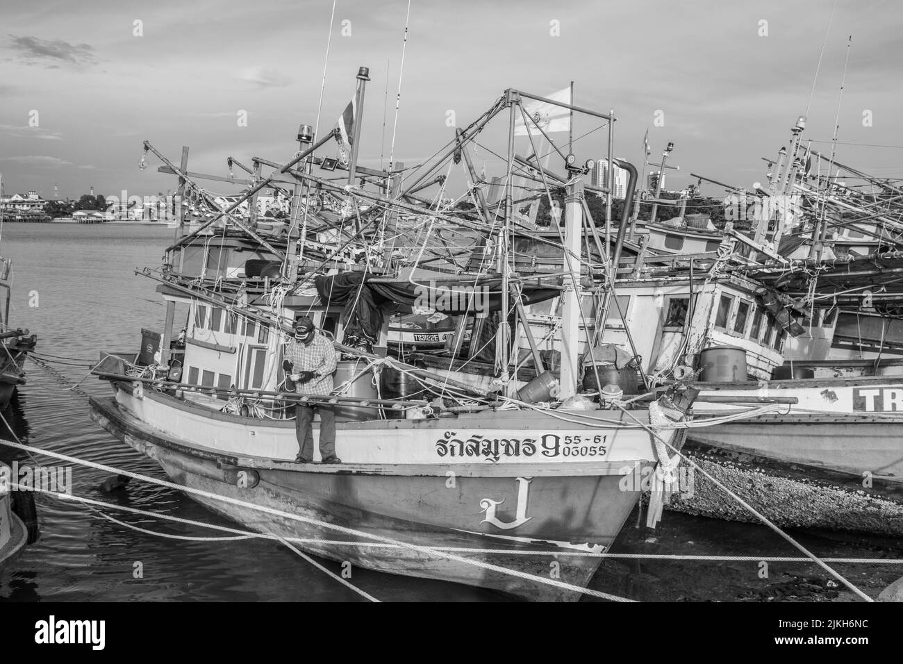 Bateau de pêche thaïlandais à un quai en Thaïlande Asie du Sud-est Banque D'Images