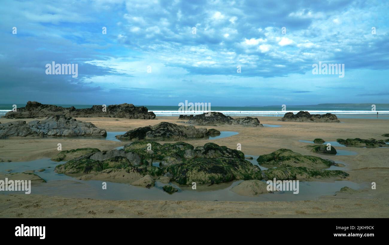 Une belle photo d'îlots de roche couverts d'algues vertes sur un bord de mer Banque D'Images