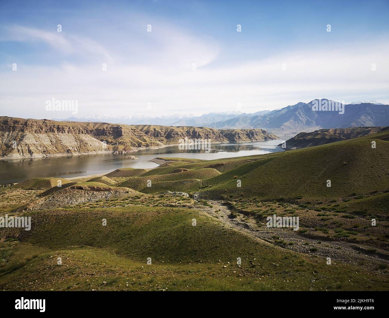 Une vue panoramique sur une vallée avec une réserve d'eau en Afghanistan Banque D'Images