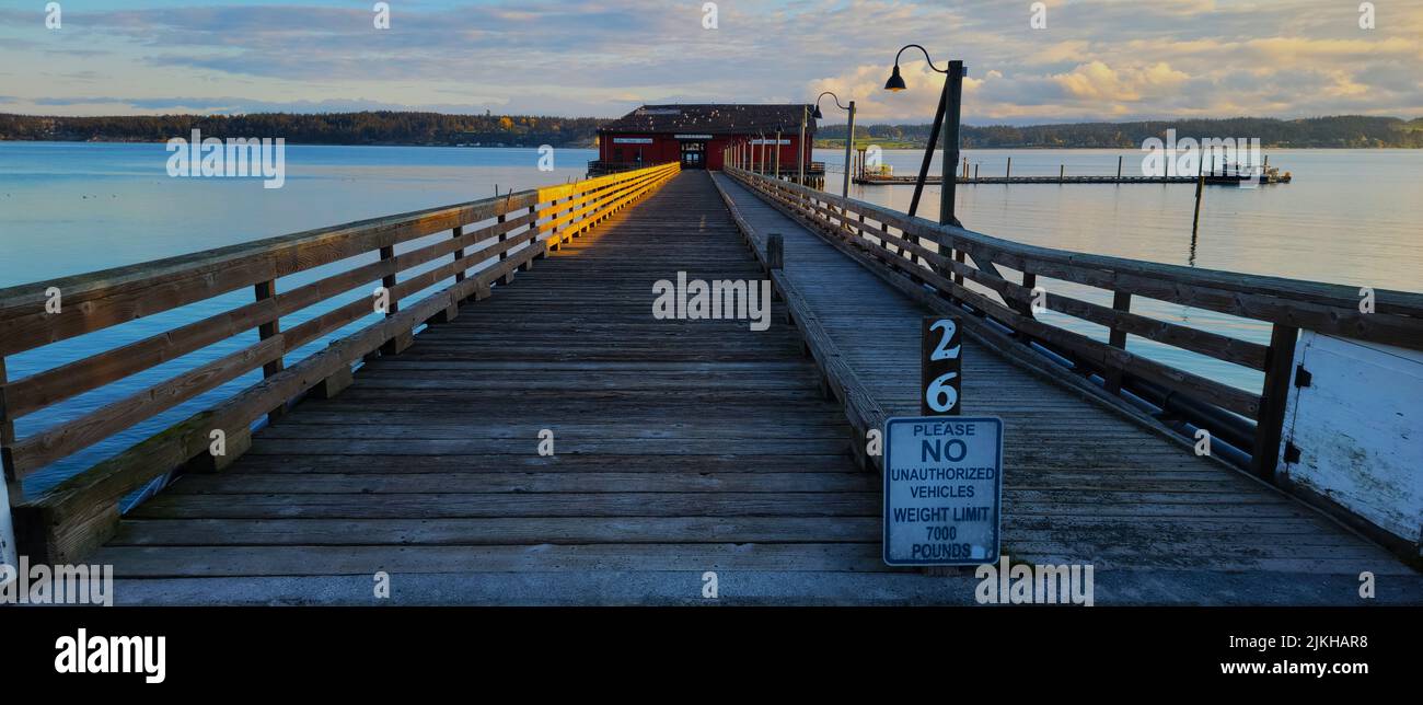 An old pier in the early morning in Whidbey Island Banque D'Images