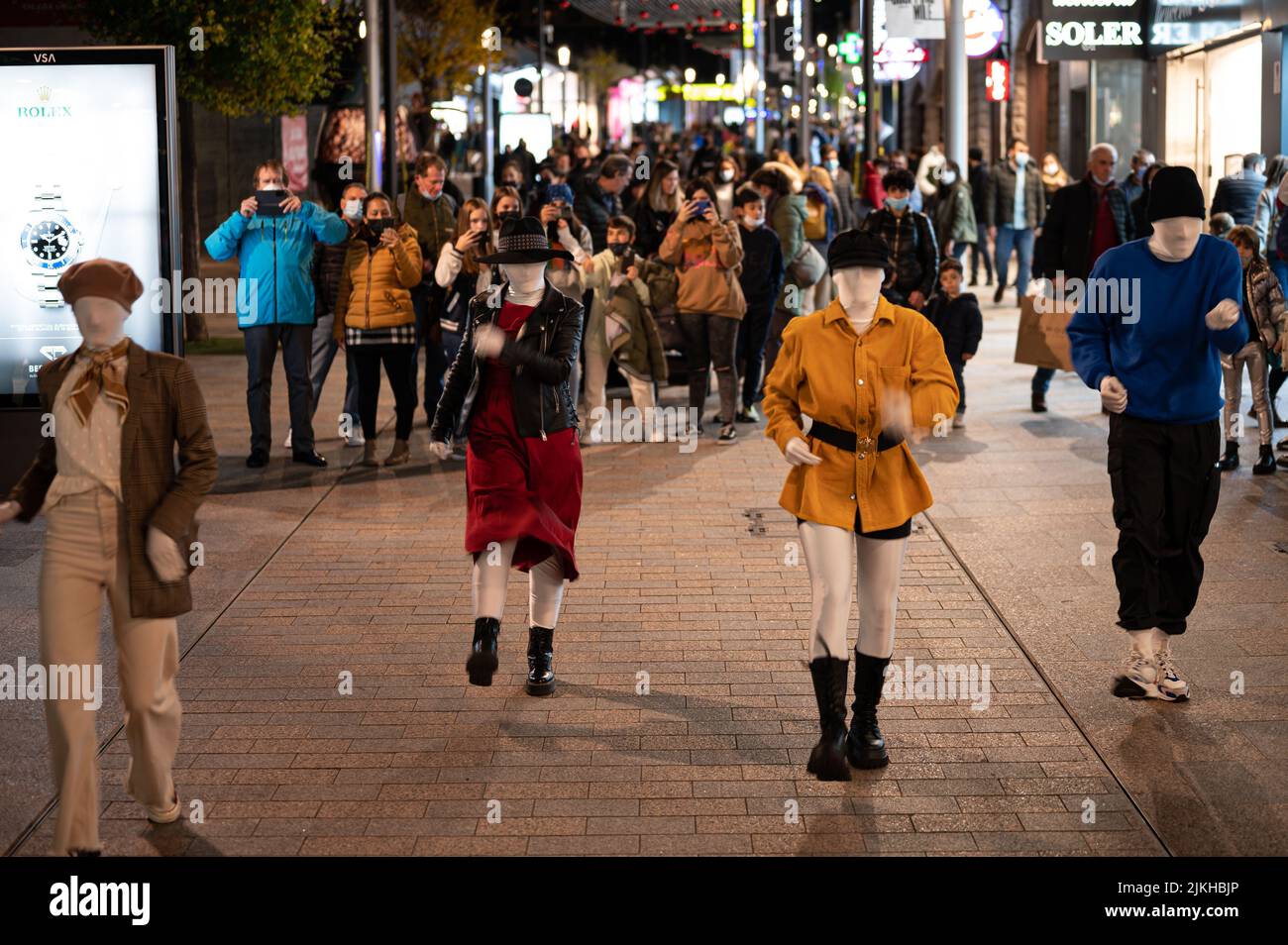 Groupe de quatre danseurs effectuant une chorégraphie dans la rue la nuit. Banque D'Images