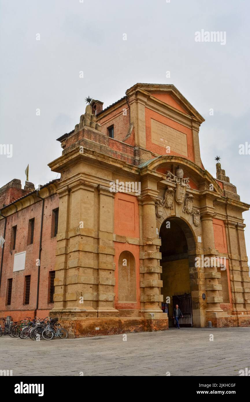 Un cliché vertical de la Porta Galliera avec des vélos garés sur le côté gauche et une personne marchant à Bologne, en Italie Banque D'Images