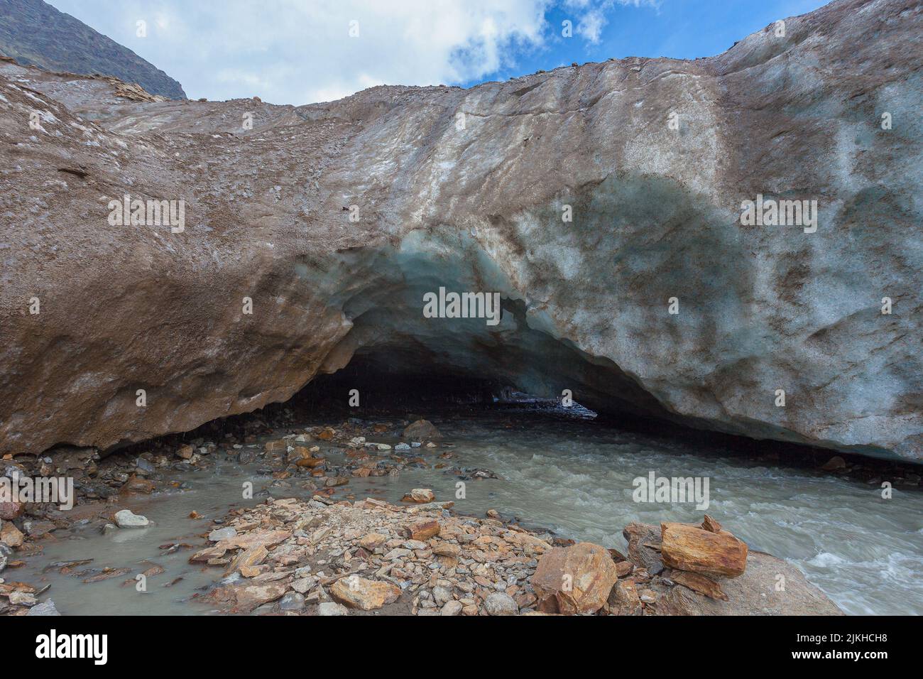 Sortie de la grotte de glace dans le glacier de Vallelunga traversé par un ruisseau subglaciaire Banque D'Images