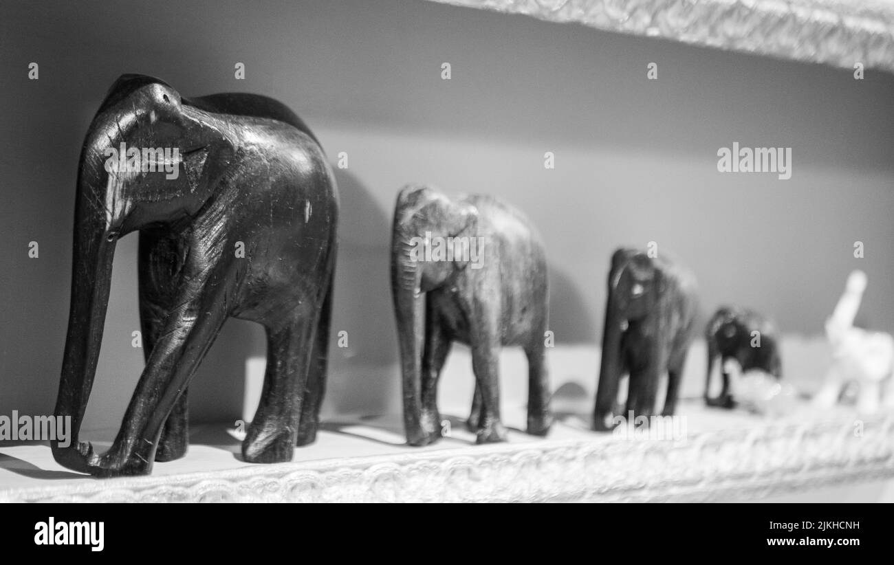 Des éléphants en bois font partie d'un intérieur de maison. Banque D'Images