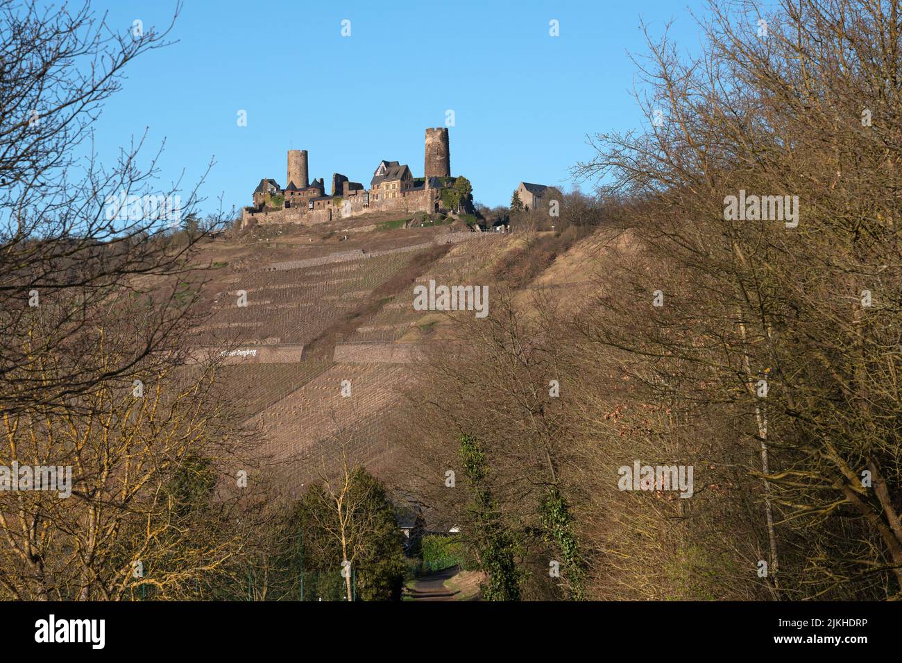 ALKEN, ALLEMAGNE - 27 FÉVRIER 2022 : image panoramique du château de Tdurant contre le ciel le 27 février 2022 à Alken, Moselle, Allemagne Banque D'Images