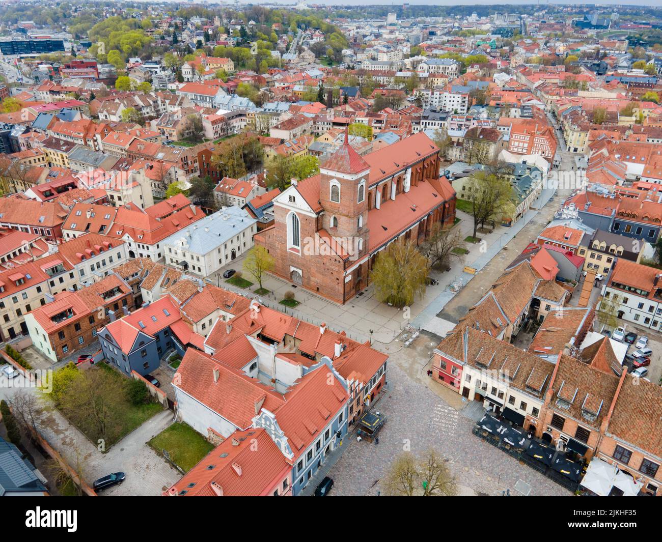 Vue aérienne de la cathédrale-basilique Saint-Pierre et Saint-Paul à Kaunas, Lituanie Banque D'Images