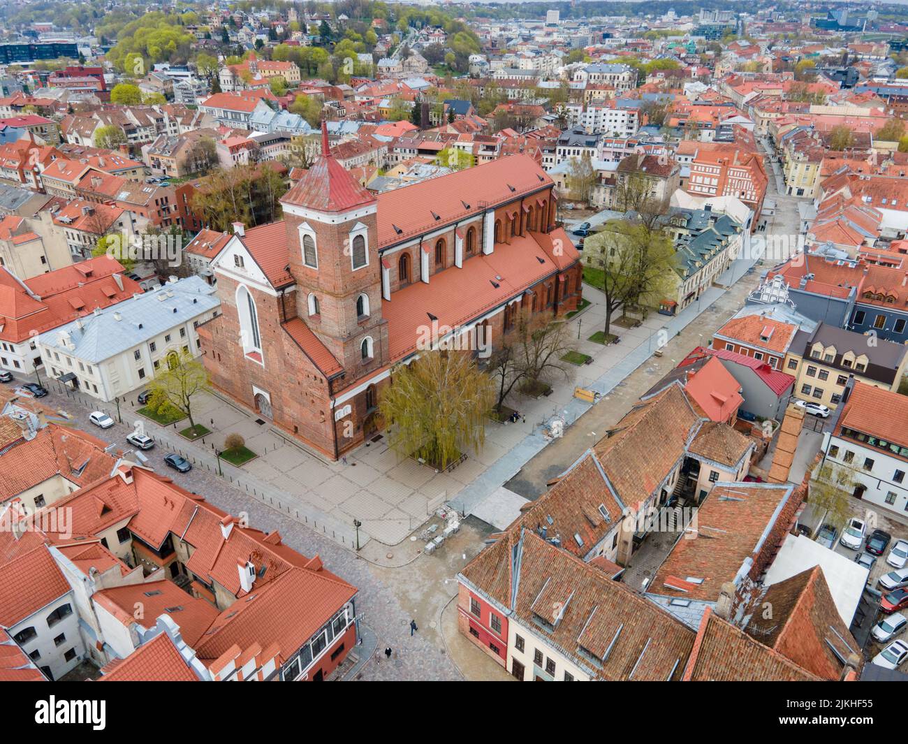 Vue aérienne de la cathédrale-basilique Saint-Pierre et Saint-Paul à Kaunas, Lituanie Banque D'Images