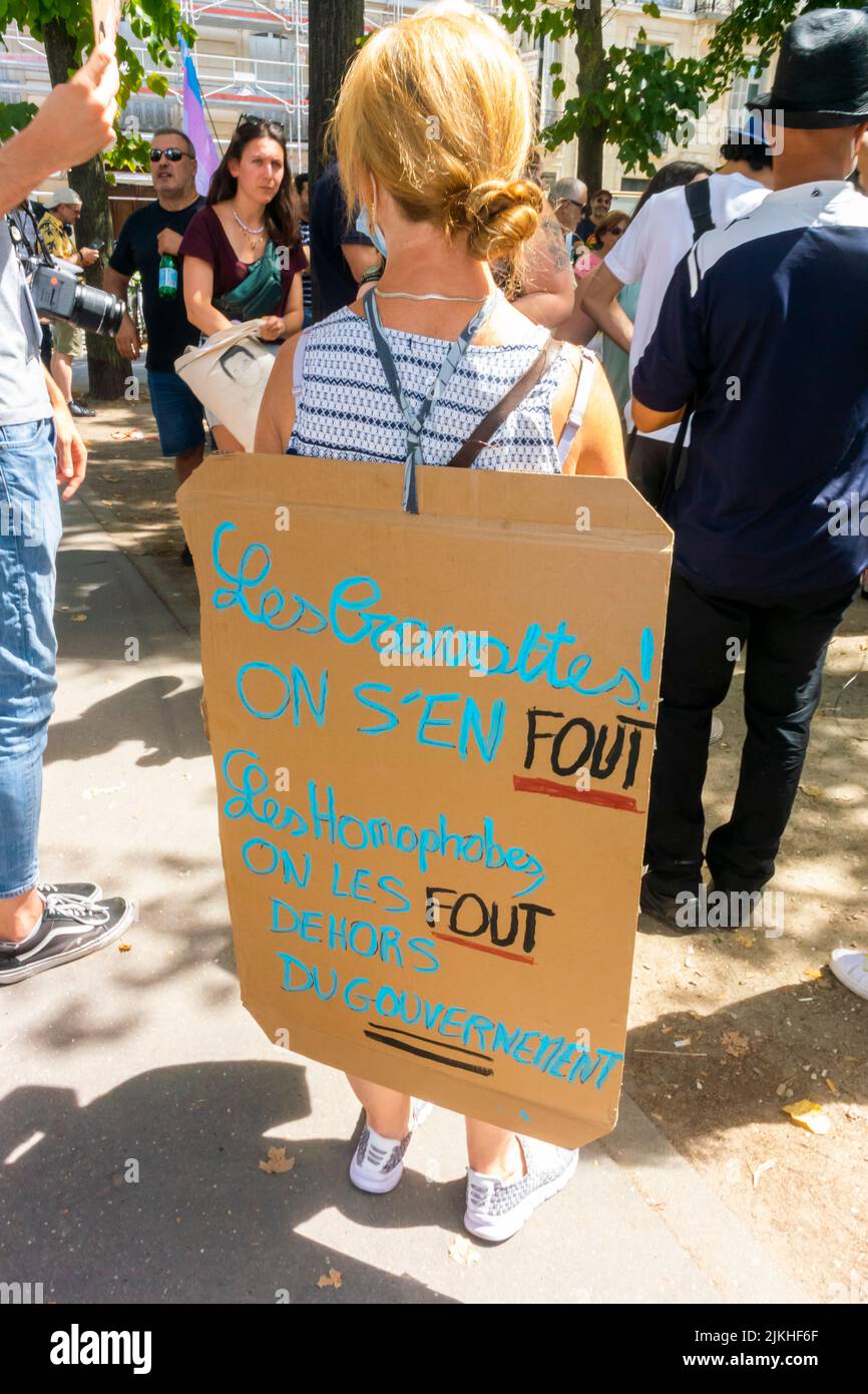 Paris, France, Parti politique français EELV (NUPES, et N.G. O's:), manifestation contre l'homophobie, LGBT-phobie, ministres du gouvernement Macron, (Cayeux, Bechu, le Cornu) à quitter, manifestante avec signe de protestation, protestation des droits lgbt Banque D'Images