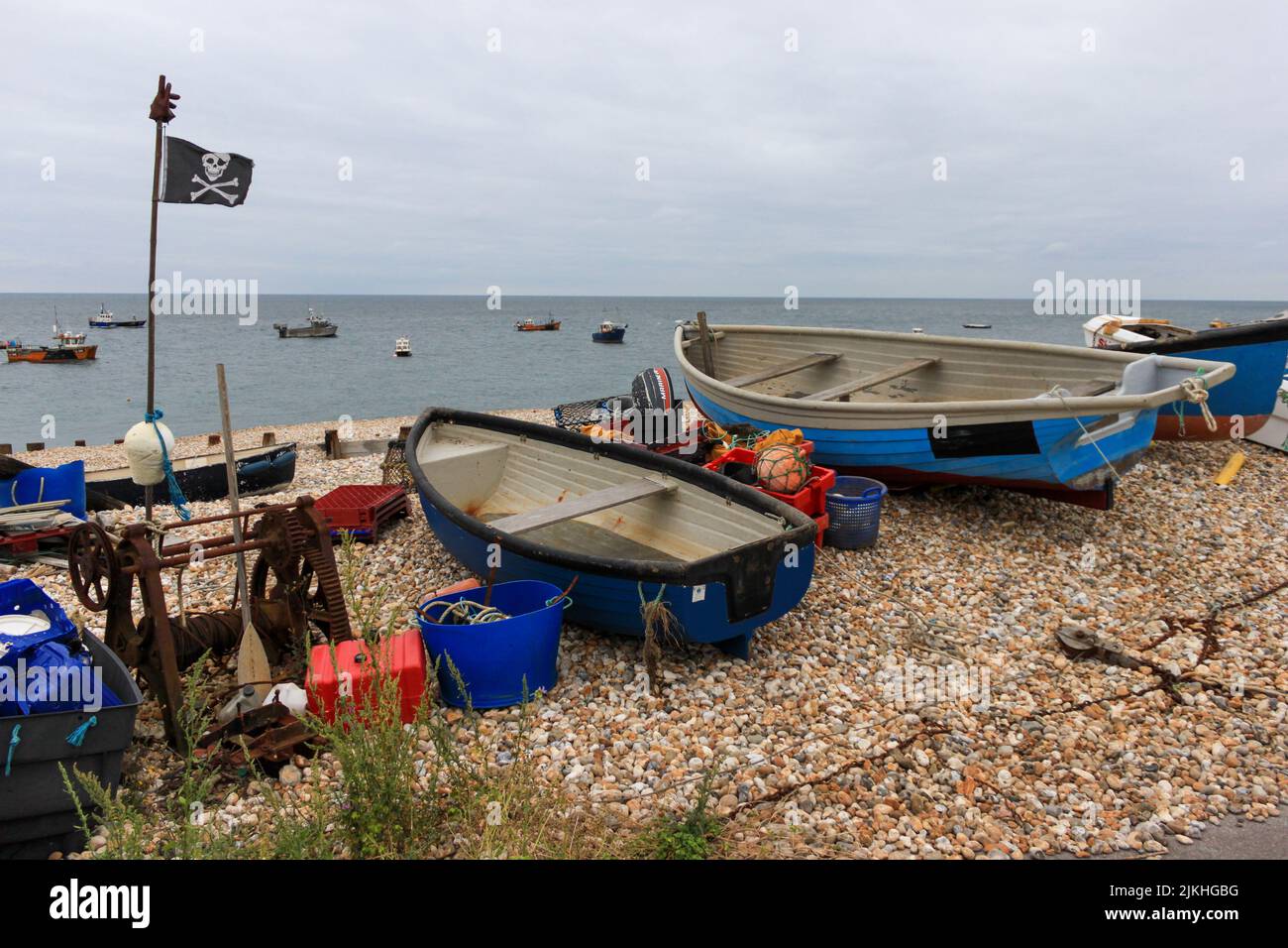 Les petits bateaux vides sur le bord du lac Banque D'Images