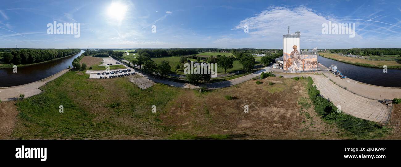 Panorama aérien à 360 degrés avec des bâtiments de stockage d'usine le long du canal de la voie navigable de Twentekanaal à Lochem, aux pays-Bas. Banque D'Images