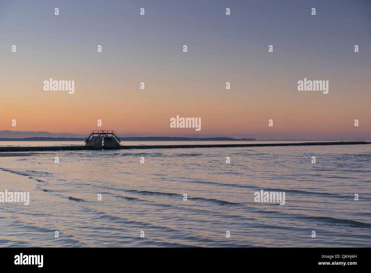 Coucher de soleil pittoresque sur la mer Baltique sur la plage de Stein sur le fjord de Kiel. Banque D'Images