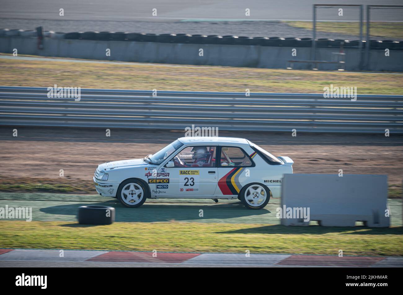 Barcelone, Espagne; 20 décembre 2021: Peugeot 309 GTI 16v voiture de course sur la piste de Montmelo Banque D'Images