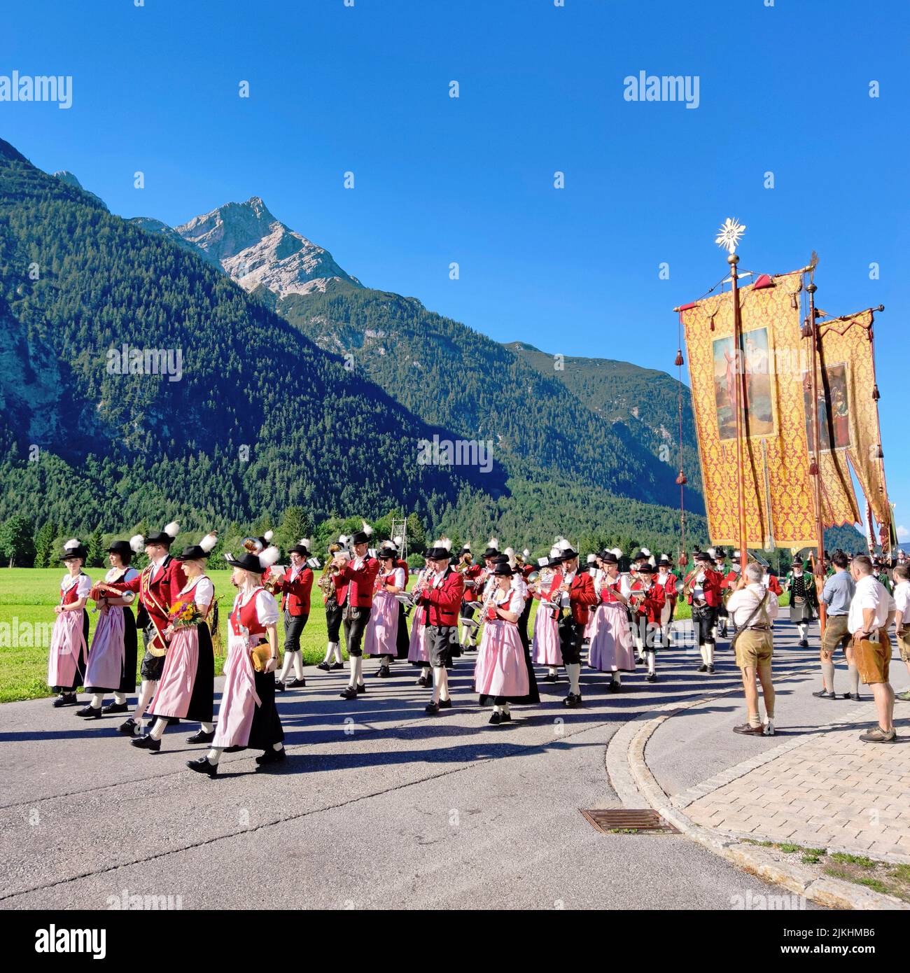 Procession dans la vallée tyrolienne de Leutasch, Autriche Banque D'Images