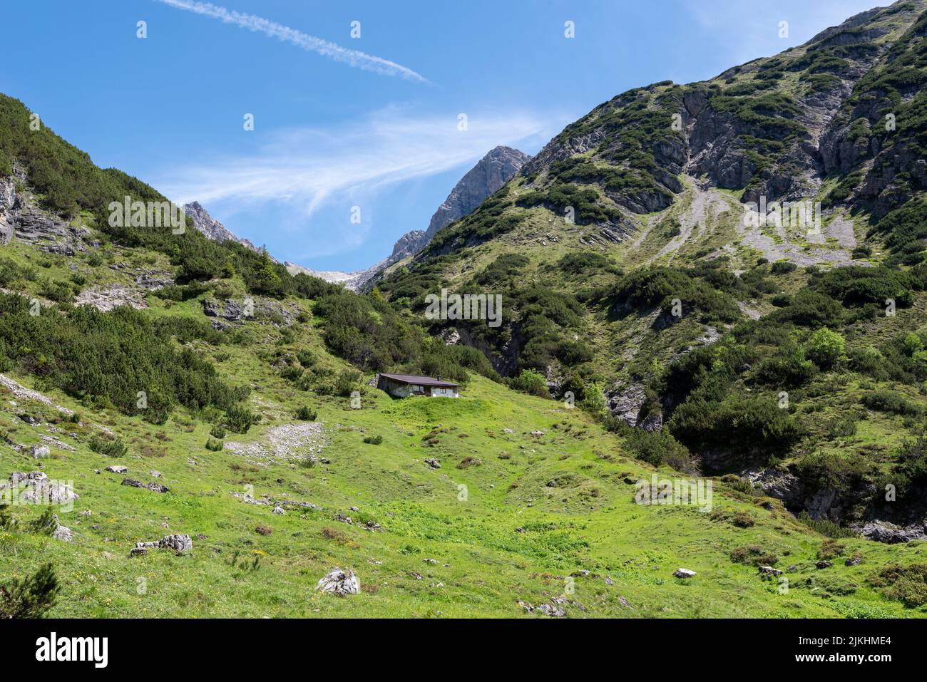 Ascension de Holzgau à Mädelejoch, sentier de randonnée longue distance E5, Tyrol, Autriche Banque D'Images