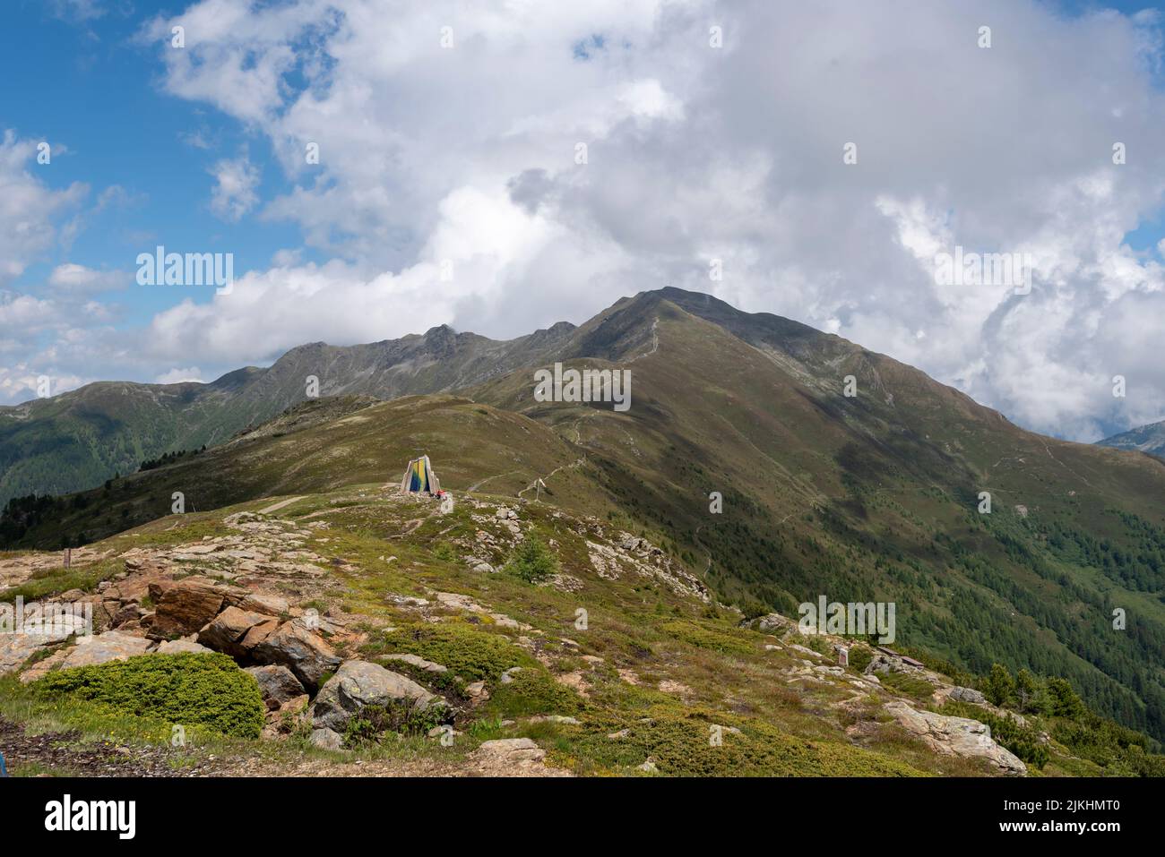 Sentier de randonnée jusqu'au sommet de la croix de Glanderspitze, passe devant la Gegenwartskapelle, la station de montagne Venet, Zams, Tyrol, Autriche. Banque D'Images