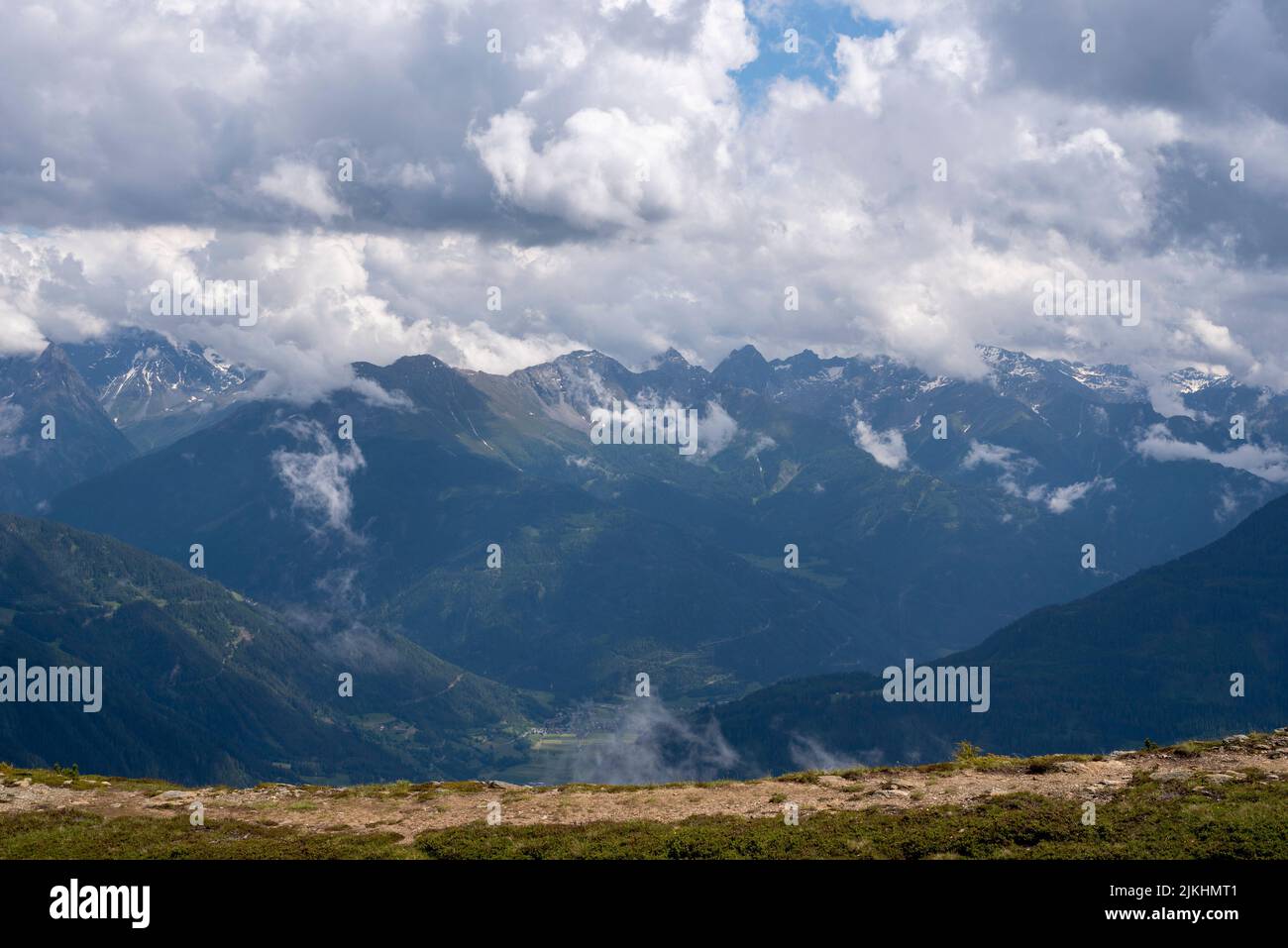 Vue sur les Alpes, sentier de randonnée longue distance E5, Zams, Tyrol, Autriche Banque D'Images