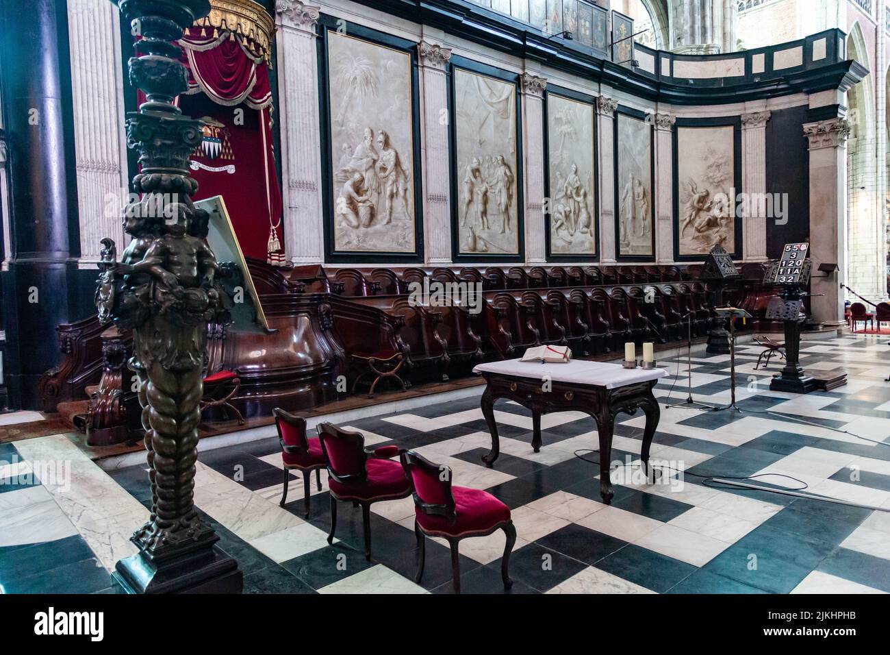 L'intérieur de la cathédrale historique de Saint-Bavo dans la ville de Gand, en Belgique Banque D'Images