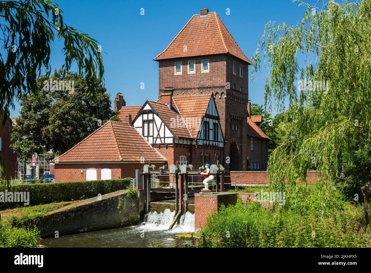 Allemagne, Coesfeld, Berkel, Baumberge, Muensterland, Westphalie, Rhénanie-du-Nord-Westphalie, Walkenbrueckentor avec le musée municipal « Das Tor » au bord du fleuve Berkel, fortification de l'ancienne ville, bâtiments en brique, à mi-temps, sculpture « Badende » de Winfried Nimphius au weir Banque D'Images