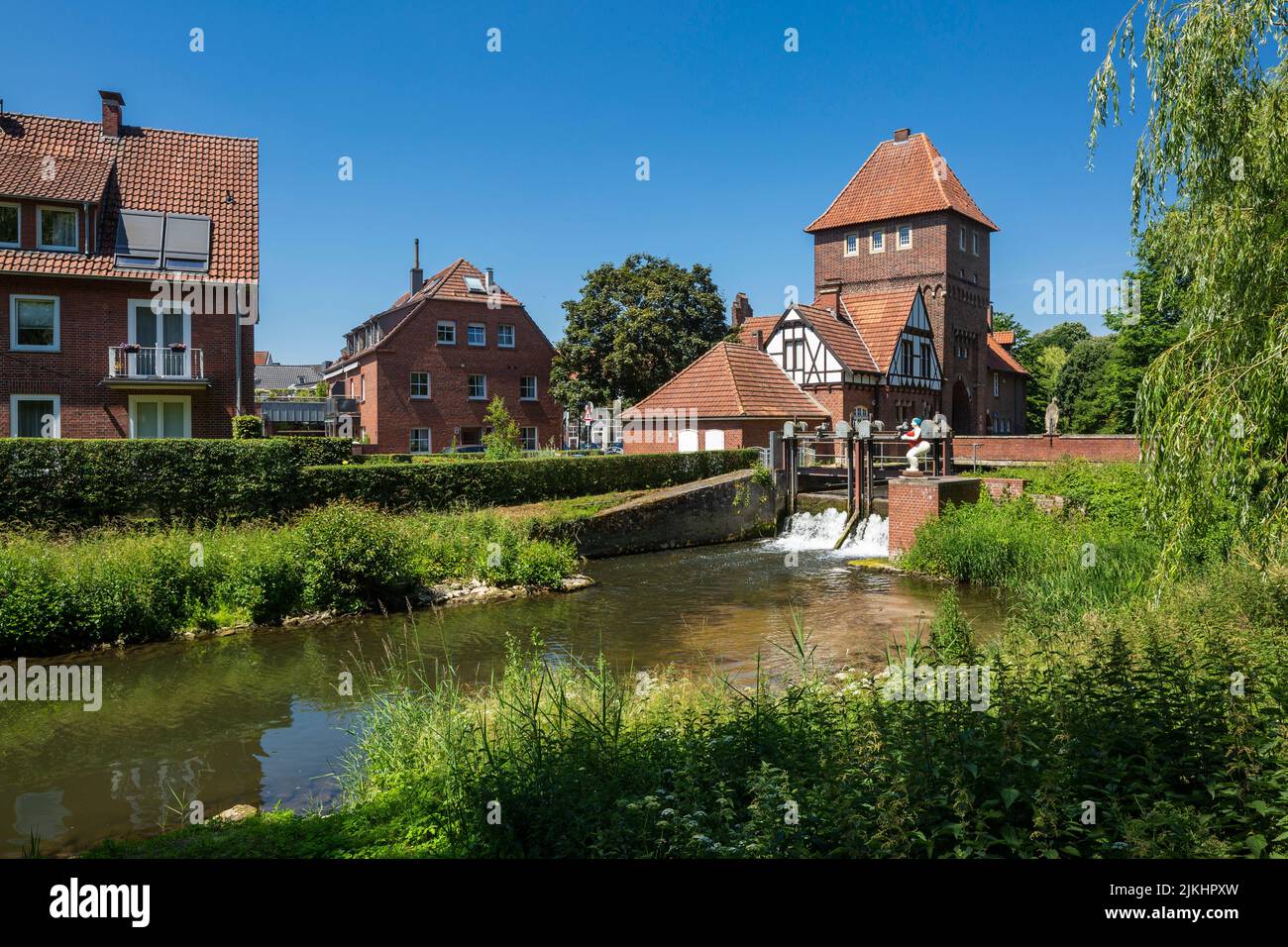 Allemagne, Coesfeld, Berkel, Baumberge, Muensterland, Westphalie, Rhénanie-du-Nord-Westphalie, Walkenbrueckentor avec le musée municipal « Das Tor » au bord du fleuve Berkel, fortification de l'ancienne ville, bâtiments en brique, à mi-temps, sculpture « Badende » de Winfried Nimphius au weir Banque D'Images