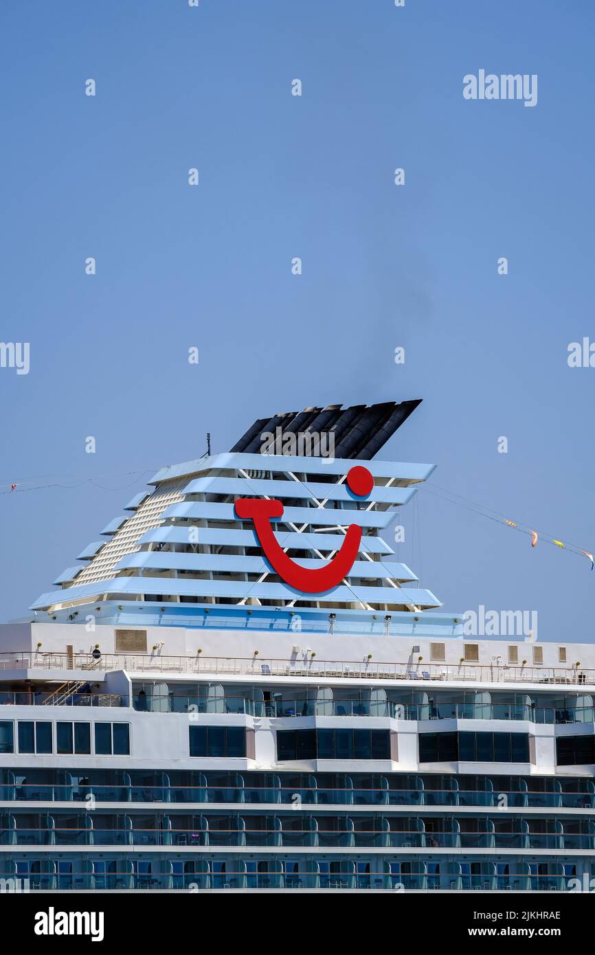 Ville de Corfou, Corfou, Grèce - le bateau de croisière TUI Marella Explorer est amarré dans le port de Corfou. Le navire de 262 mètres de long a une masse de 9 900 tonnes. Banque D'Images