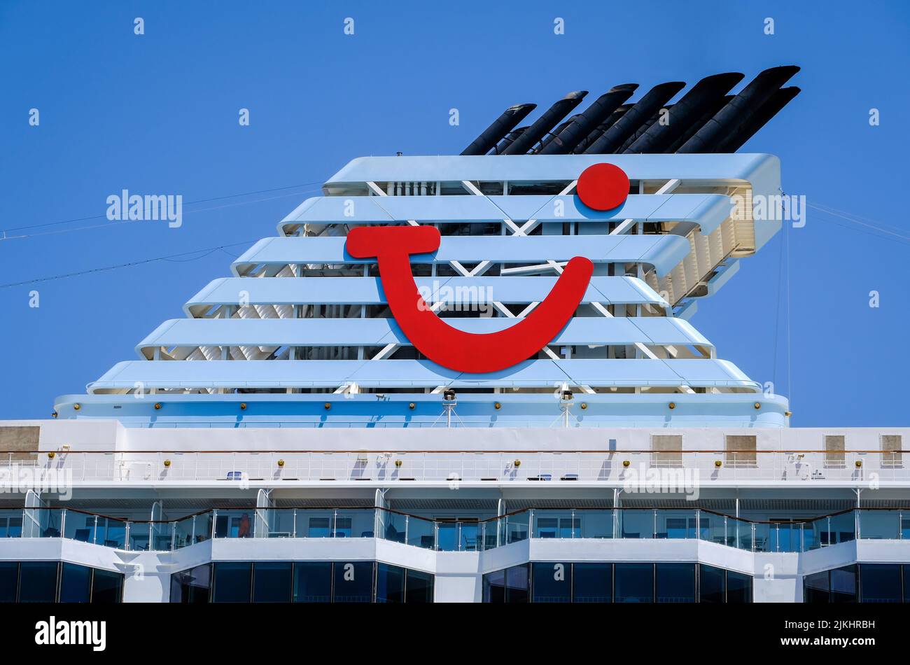 Ville de Corfou, Corfou, Grèce - le bateau de croisière TUI Marella Explorer est amarré dans le port de Corfou. Le navire de 262 mètres de long a une masse de 9 900 tonnes. Banque D'Images