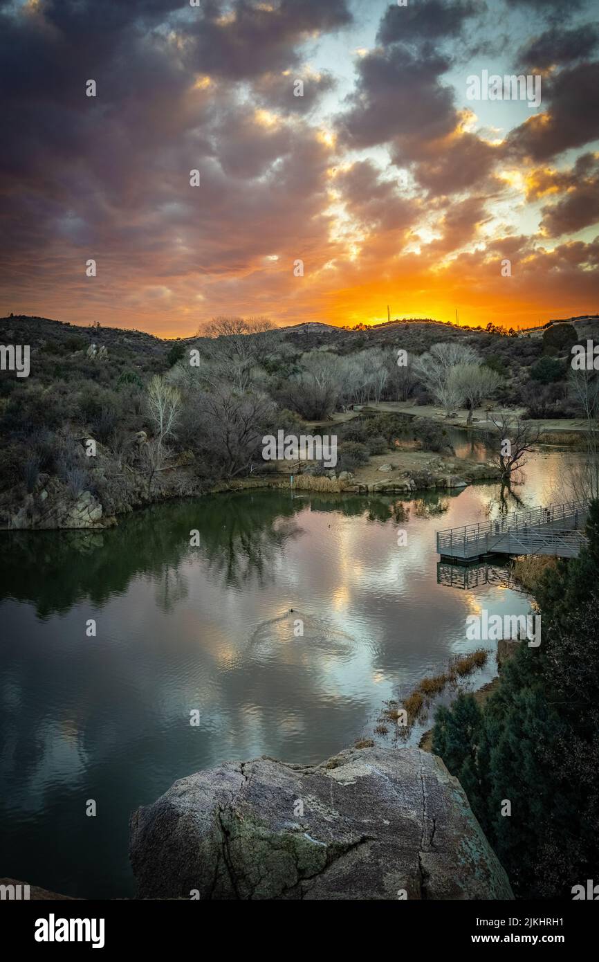 Une photo verticale du coucher de soleil sur le lac Fain, dans le parc Fain, dans la vallée de Prescott, en Arizona Banque D'Images