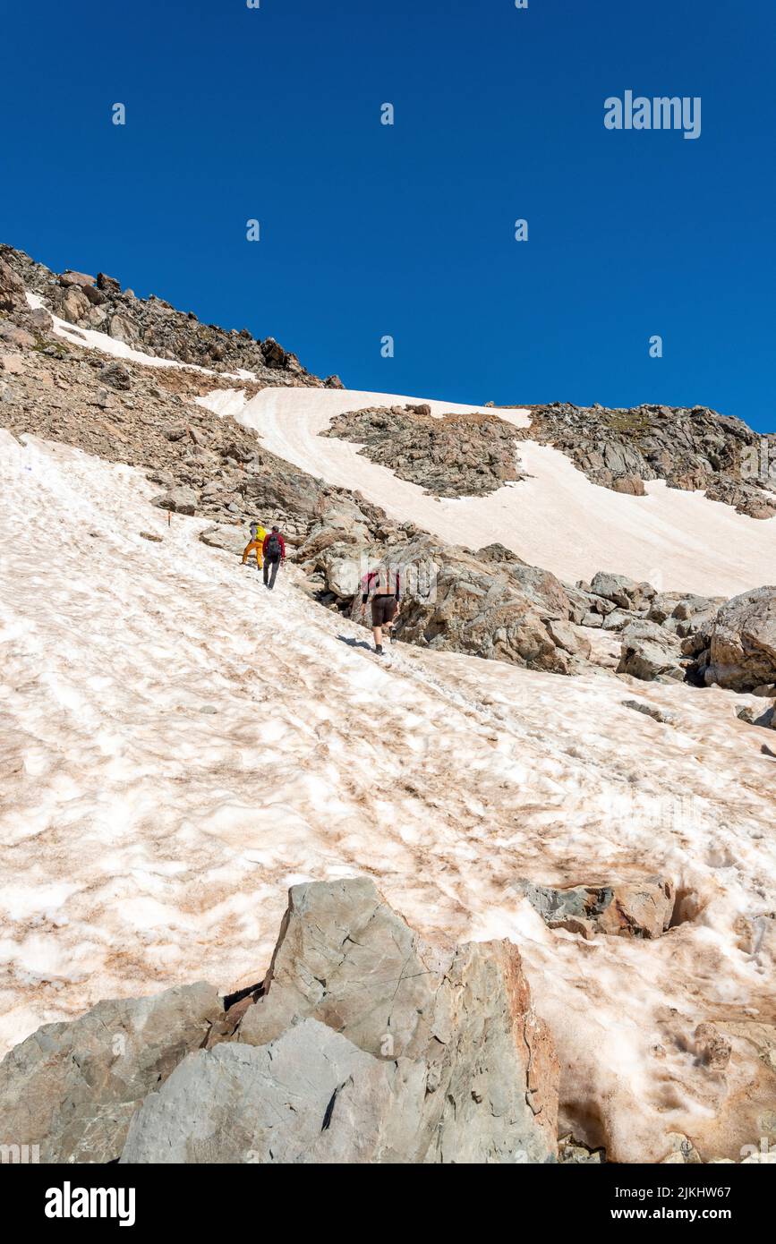 Randonnée des derniers mètres jusqu'à la cabane Mueller, le mont Oliver en arrière-plan, le parc national d'Aoraki, l'île du Sud de la Nouvelle-Zélande Banque D'Images