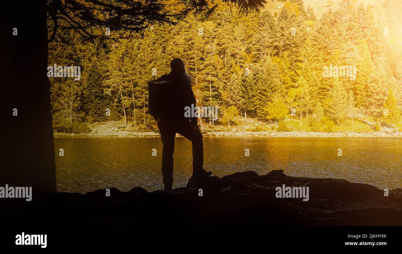 Image d'une silhouette de randonneur au lac d'automne Banque D'Images