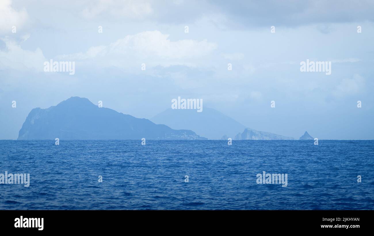 Une image de l'île de Lipari en arrière-plan Banque D'Images